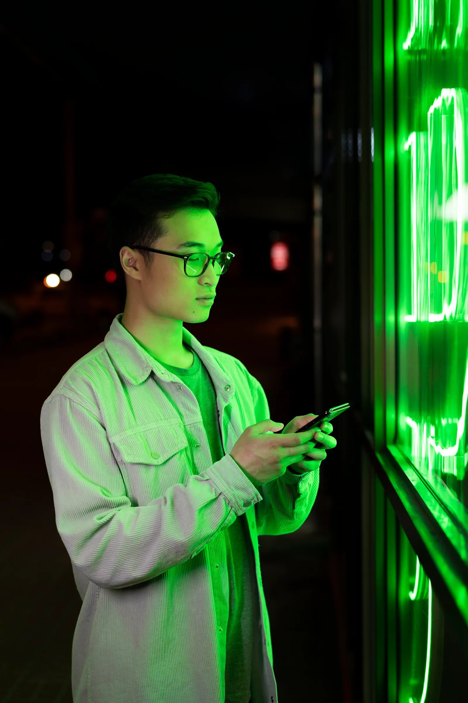 Player watching mobile esports content on a smartphone